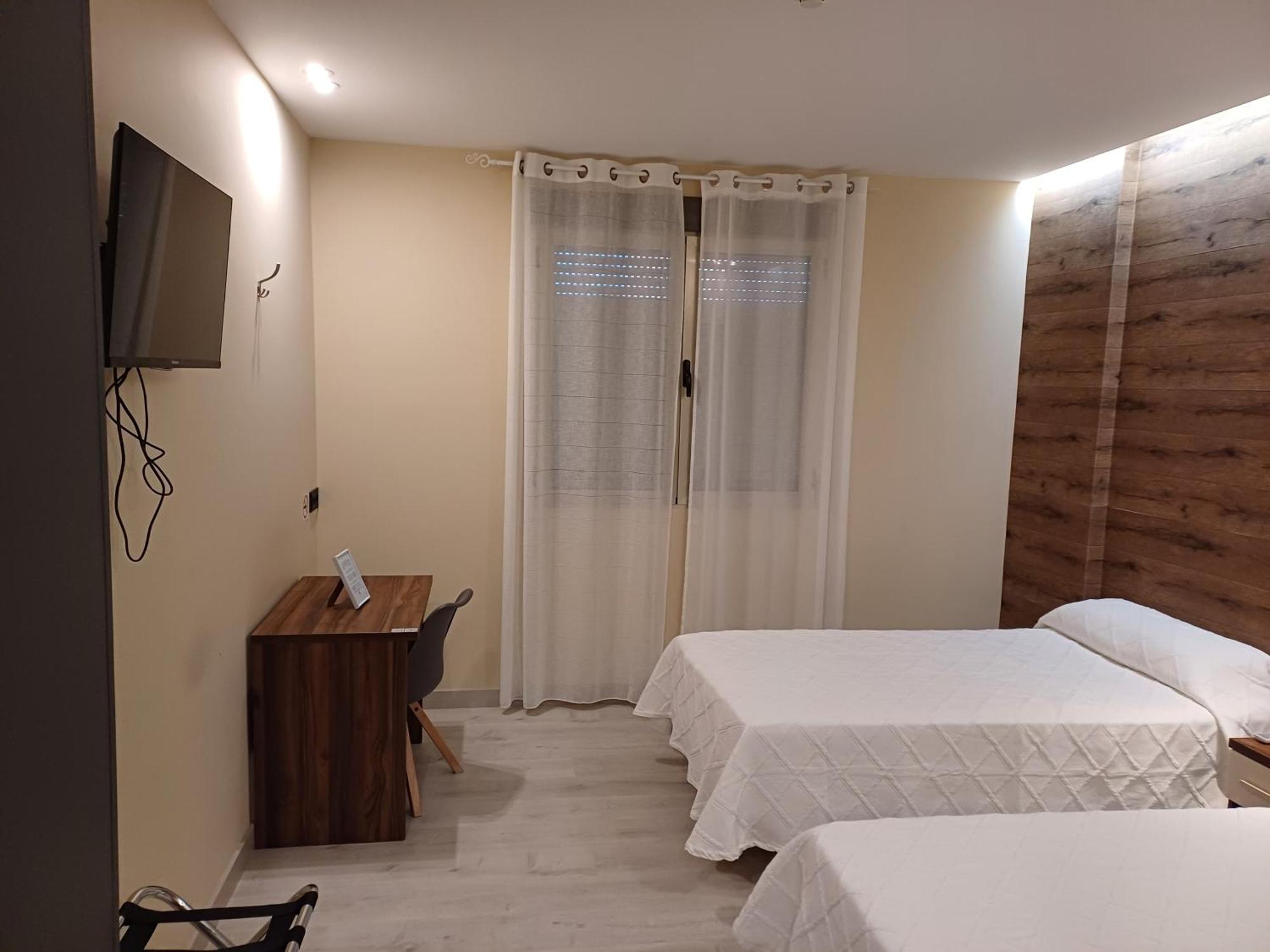 Aureo Alojamiento Urbano Hotel Abaran Ngoại thất bức ảnh